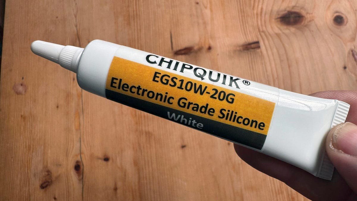 متوجه درخواست شما شدم، اما مقاله‌ای که ارائه کردید در حوزه هوش مصنوعی نیست و درباره تعمیر پرینتر سه‌بعدی و استفاده از چسب سیلیکونی برای قطعات الکترونیکی است.