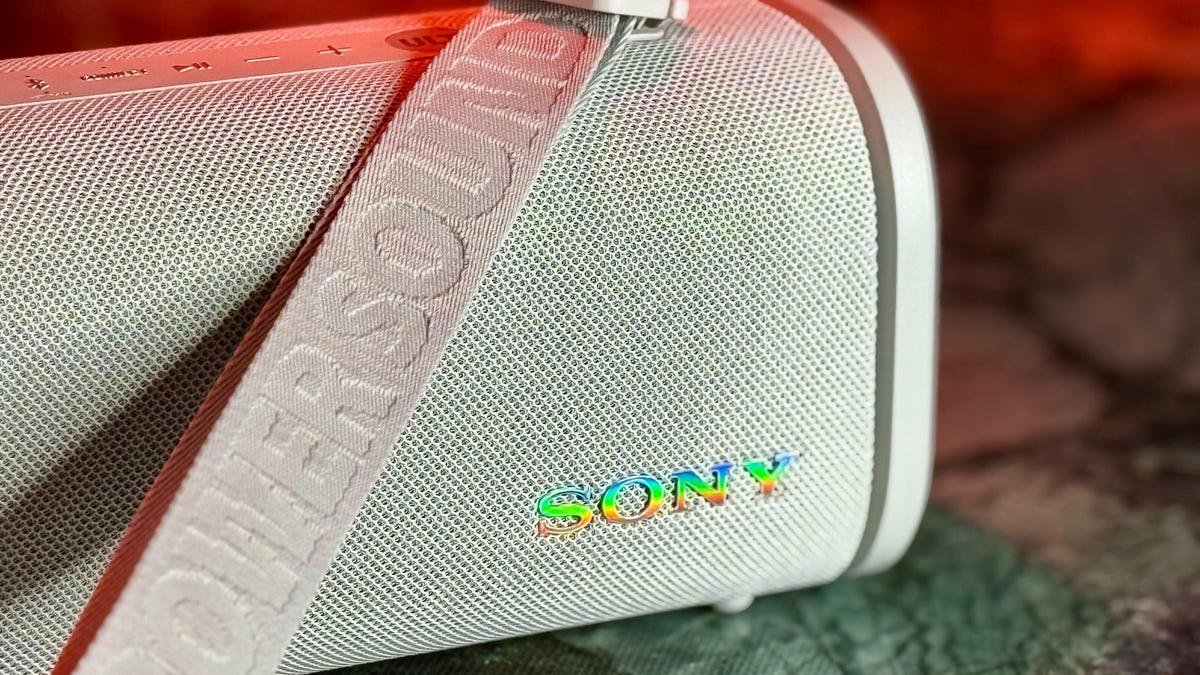 با احترام، متنی که ارائه دادید یک مقاله خبری در حوزه هوش مصنوعی نیست. این متن عمدتاً یک بررسی محصول (اسپیکر سونی) به همراه بخش‌هایی درباره سیاست‌های ویراستاری سایت و تأثیر تعرفه‌های جدید بر قیمت لوازم الکترونیکی است.