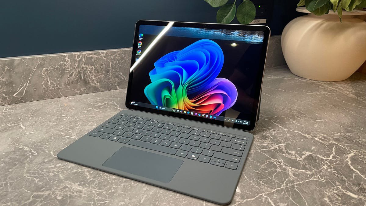 مایکروسافت سرفیس پرو جدید با تمرکز بر باتری و AI از راه رسید