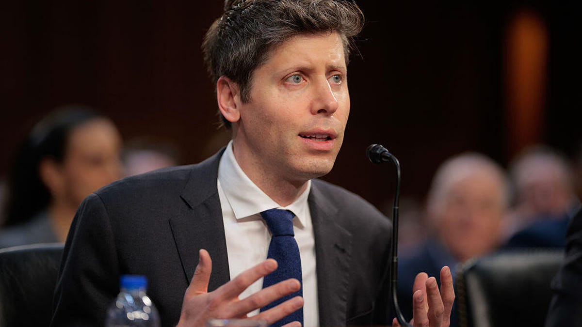 پروژه سخت‌افزاری OpenAI و جانی آیو با چالش قانونی روبرو شد