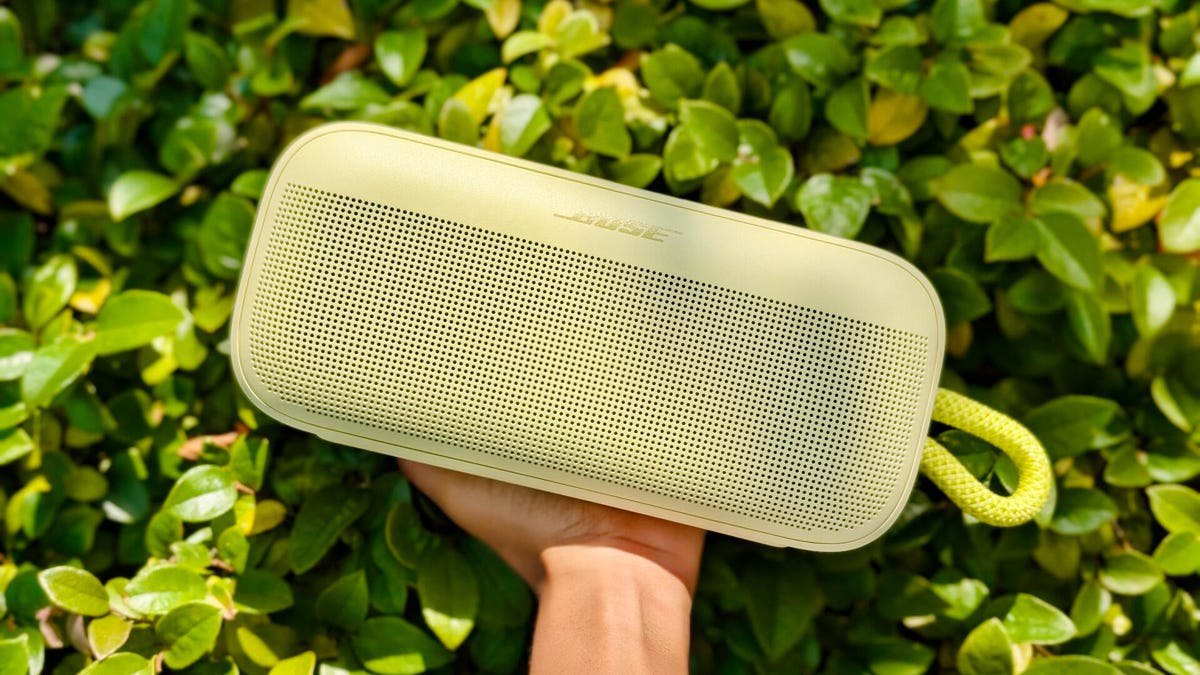 اسپیکر Bose SoundLink Plus: همراه ایده‌آل شما کنار استخر!