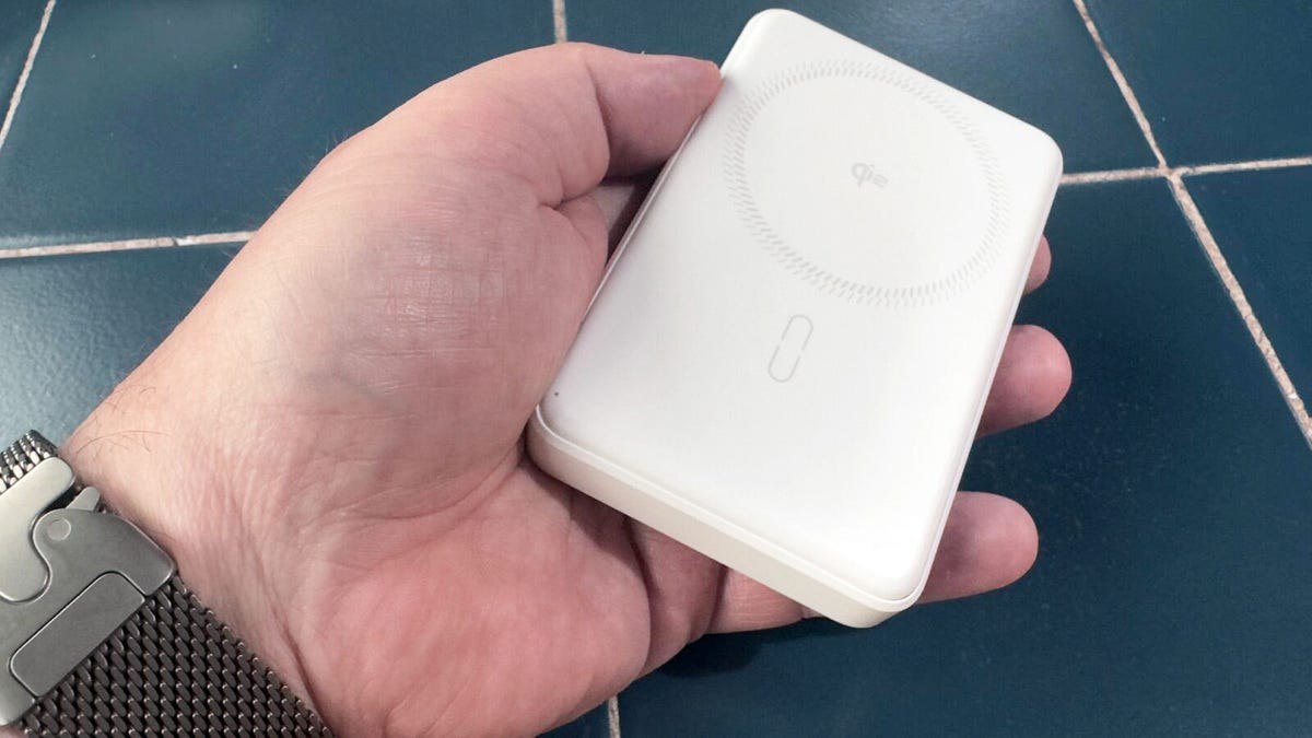 پاوربانک ESR؛ بالاخره یک پایه نگهدارنده که واقعاً کار می‌کند!