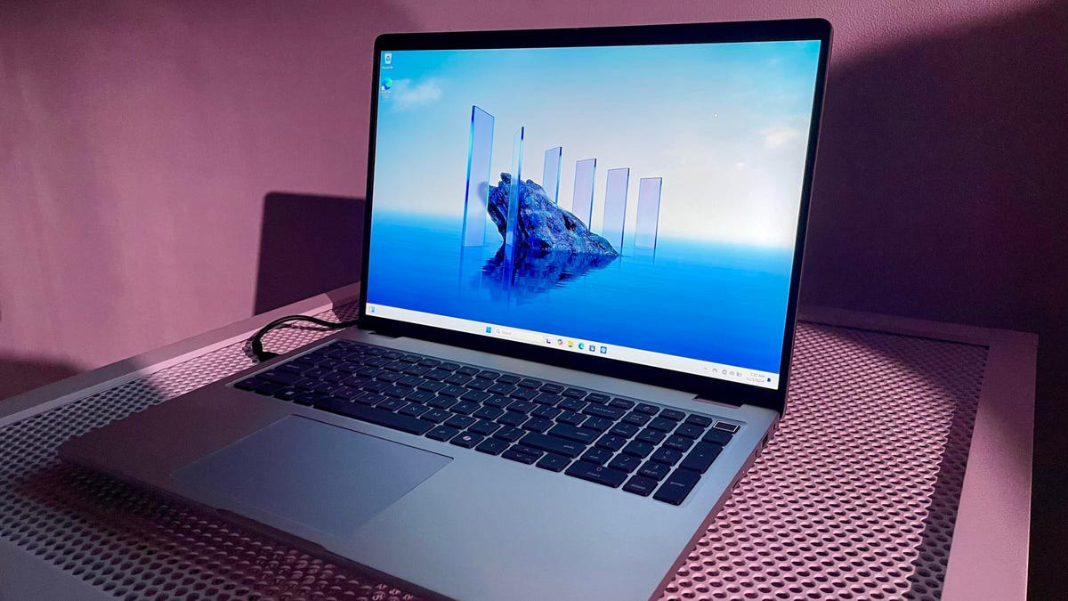 بررسی لپ‌تاپ ۲ در ۱ جدید دل: نمایشگر عالی و پردازنده‌های قوی