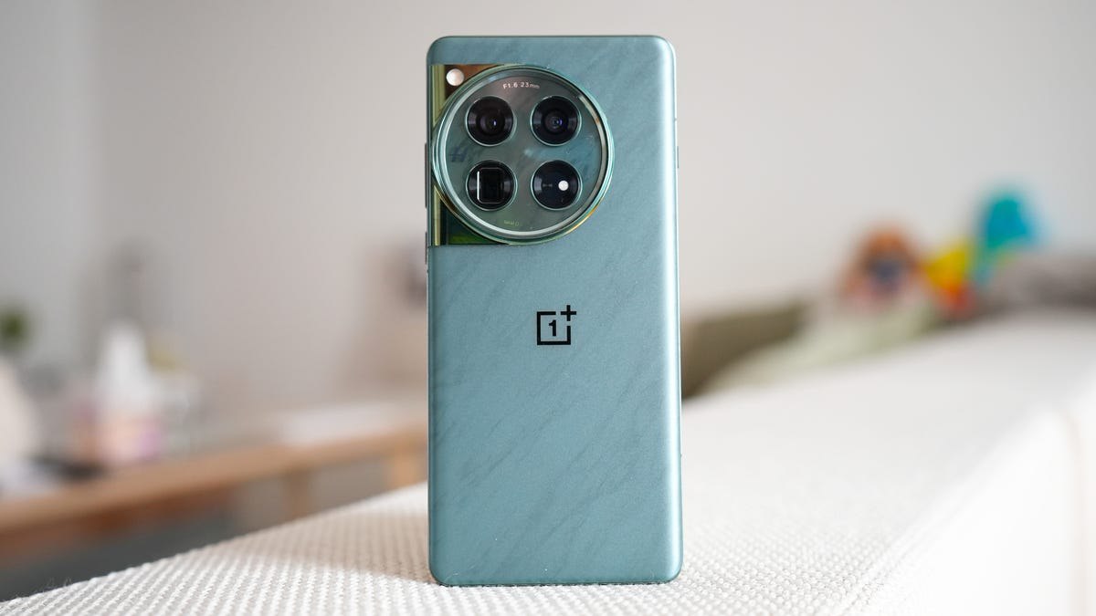 وان‌پلاس ۱۲: گوشی برتر ۲۰۲۵ که اولویتش هوش مصنوعی نیست!