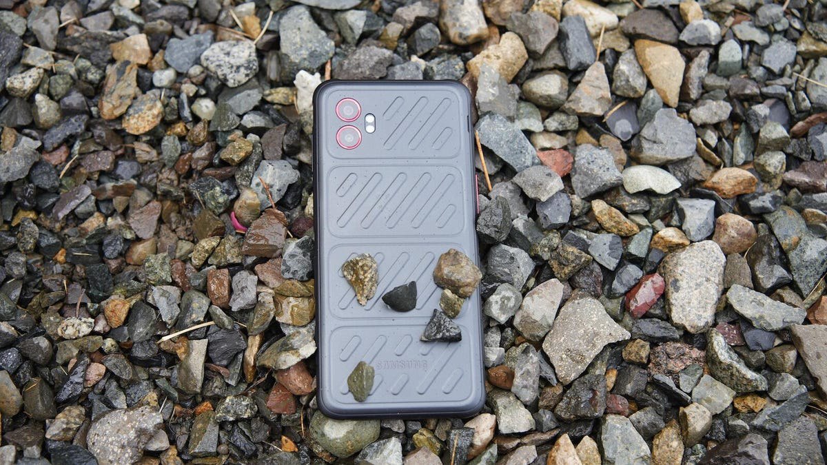 گوشی جان‌سخت سامسونگ: دکمه‌های قابل تنظیم و باتری قابل تعویض برای شرایط سخت