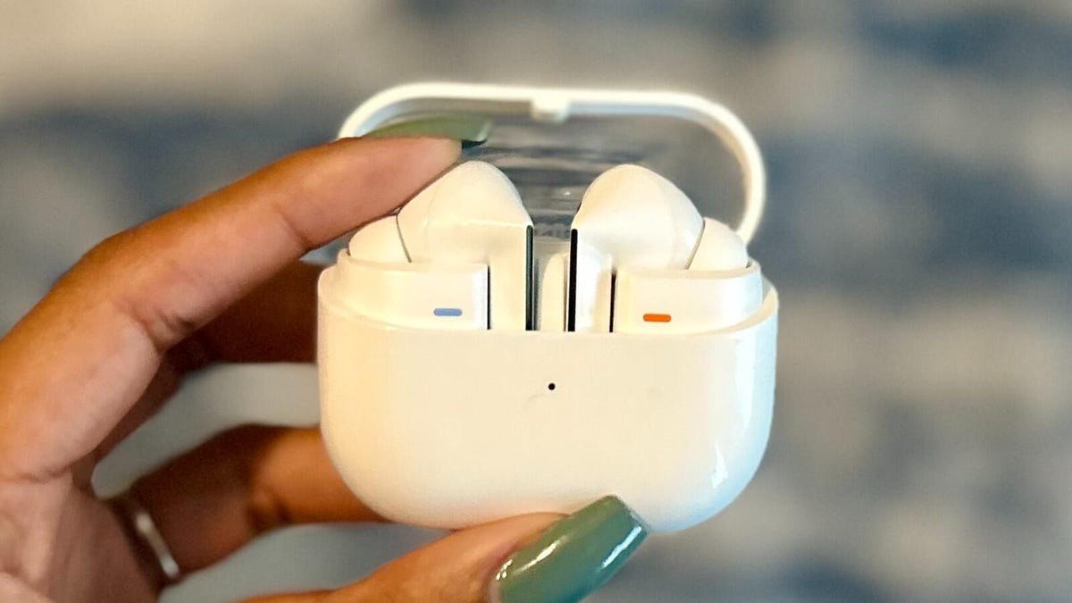 گلکسی بادز ۳ پرو در مقابل ایرپادز: سامسونگ اپل را به چالش می‌کشد؟