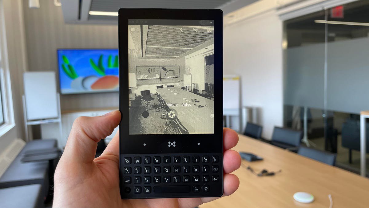 «مینیمال فون»: اندروید با نمایشگر E-Paper و کیبورد فیزیکی برای کاهش حواس‌پرتی