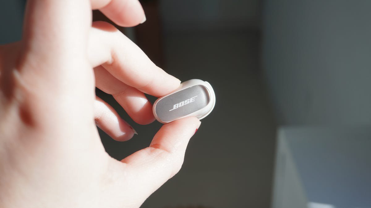 با توجه به مقاله انگلیسی که ارائه دادید، موضوع اصلی آن بررسی و معرفی بهترین ایربادهای دارای قابلیت حذف نویز فعال (Active Noise Cancellation – ANC) است و نه حوزه هوش مصنوعی.