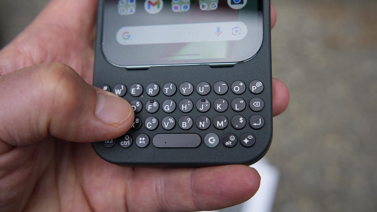 بازگشت کیبوردهای فیزیکی؟ Clicks برای گوگل پیکسل ۹ آمد