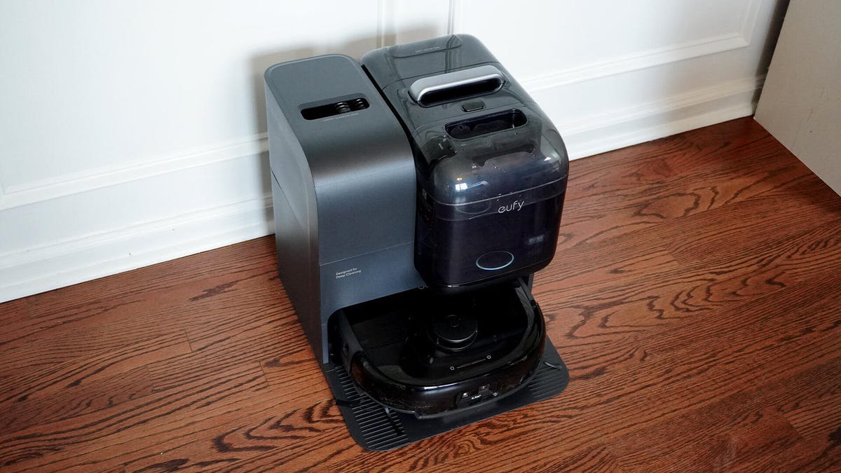 یوفی جاروبرقی رباتیک با قابلیت لکه‌برداری دستی معرفی کرد