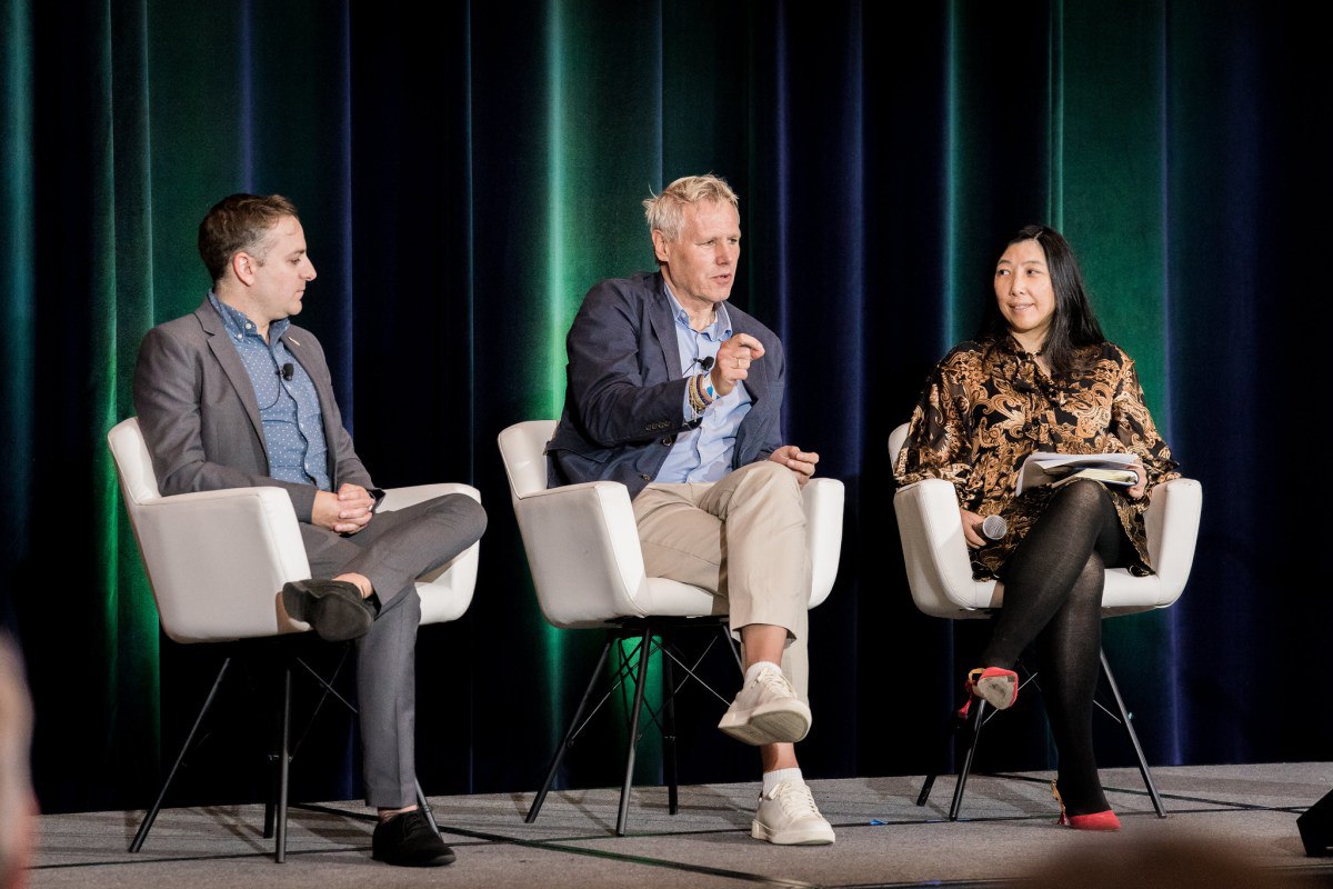 راهکارهای عملی کردن AI در کسب‌وکارها از زبان NLX و تویوتا