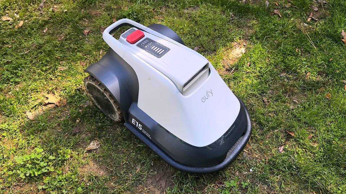 چمن‌زن رباتیک یوفی E15: هوش مصنوعی جایگزین سیم‌کشی شد