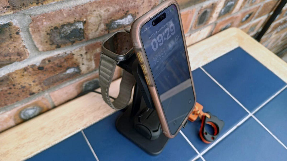 پایه شارژ بی‌سیم ۳ در ۱ ESR؛ پایان بی‌نظمی سیم‌ها برای کاربران اپل