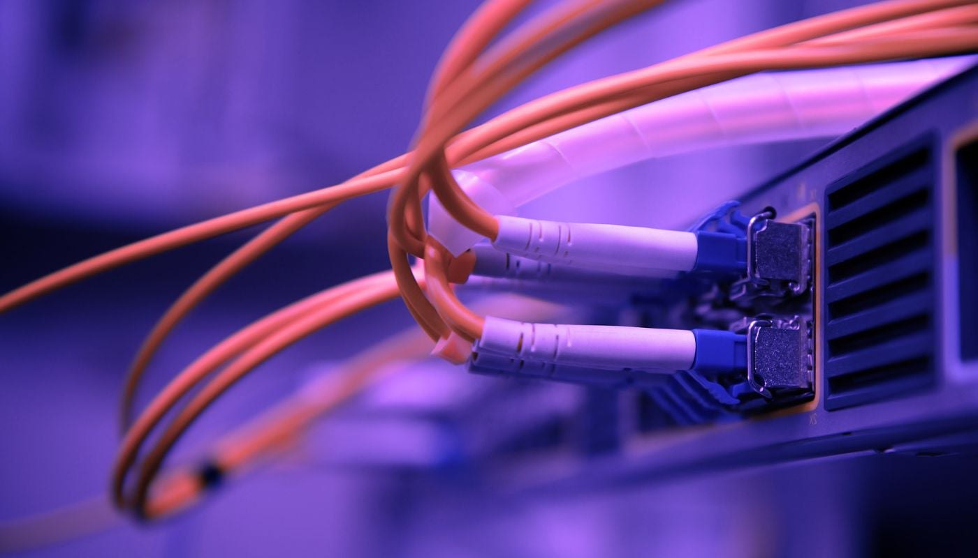 فیبر نوری در مقابل کابل: کدام اینترنت برای نیازهای شما مناسب‌تر است؟