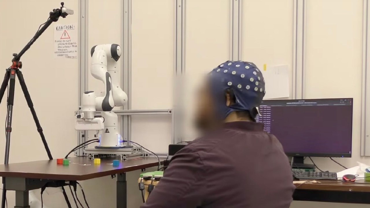 کنترل بازوی رباتیک با فکر، بدون نیاز به ایمپلنت مغزی