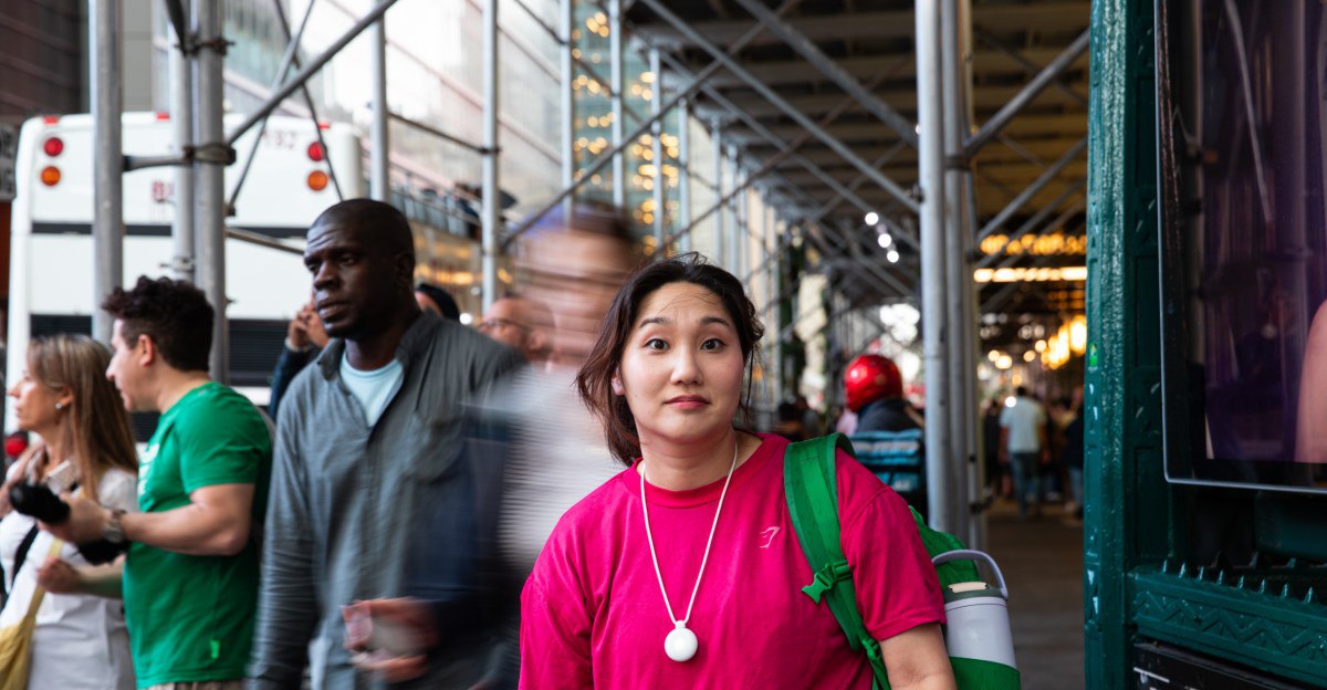 نقد تند گجت Friend: گردنبند هوش مصنوعی که یک دوست آزاردهنده است