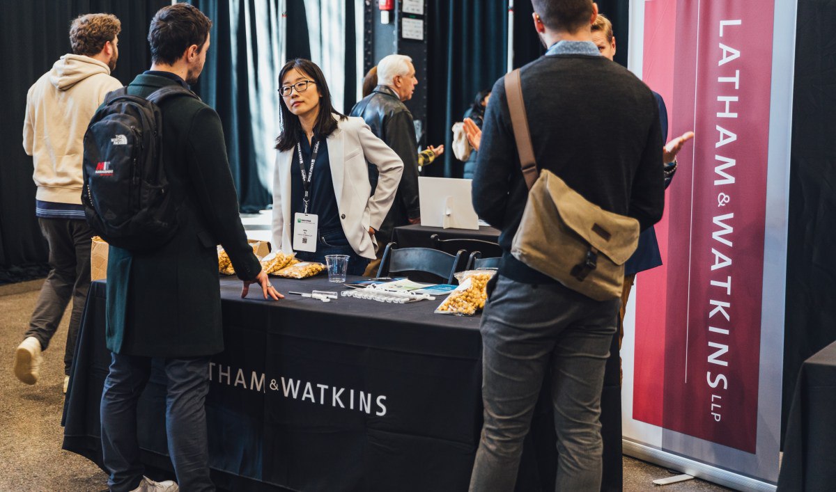 چت‌جی‌پی‌تی آزادتر می‌شود؛ کالیفرنیا پیشگام قانون‌گذاری چت‌بات‌ها