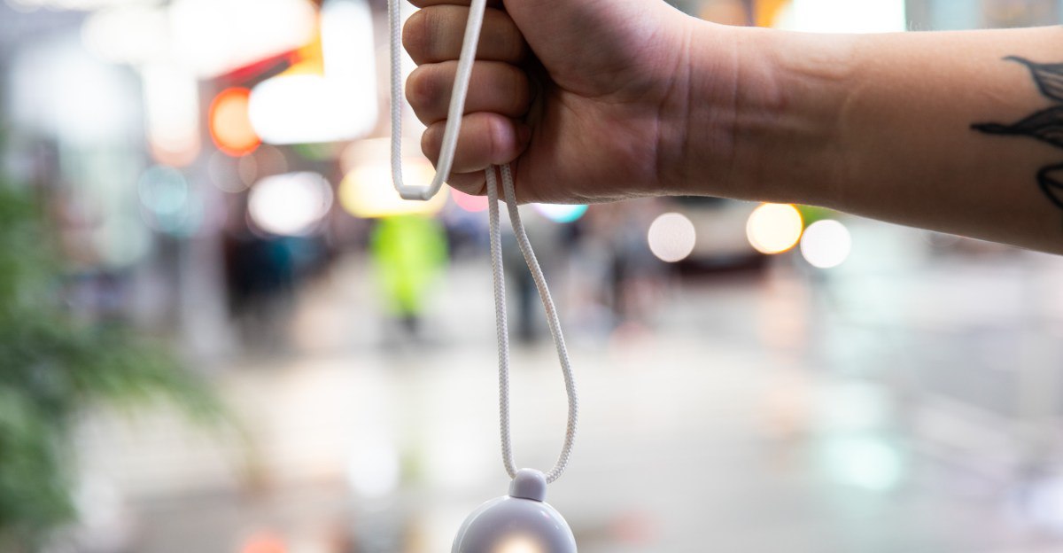 تظاهرات در نیویورک علیه گجت هوش مصنوعی «دوست»